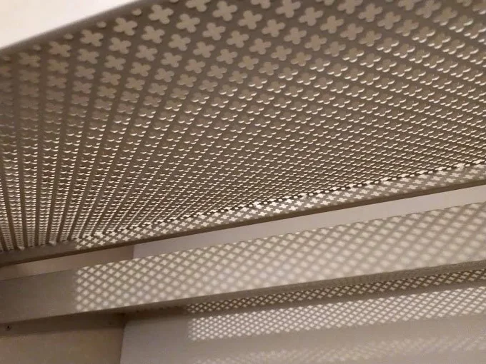 Perforuota metalo plokštuma, vaizdas iš apačios