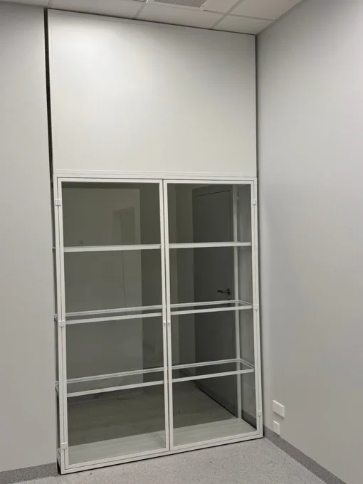 Stiklinė pertvara su horizontaliais rėmo elementais