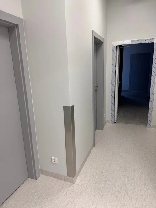 Patalpos durų angos ir šviesūs sienų apvadai