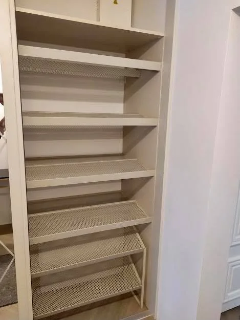 Šviesios laiptų pakopos, vaizdas iš apačios
